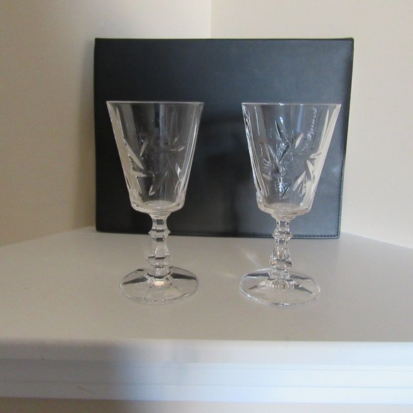 2 Pinwheel pattern Crystal Glasses - Picture 4 of 7